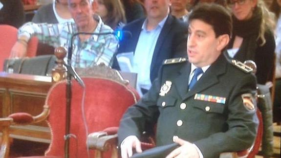 Un agente encontró fotografías y recortes sobre Isabel Carrasco en casa de Triana