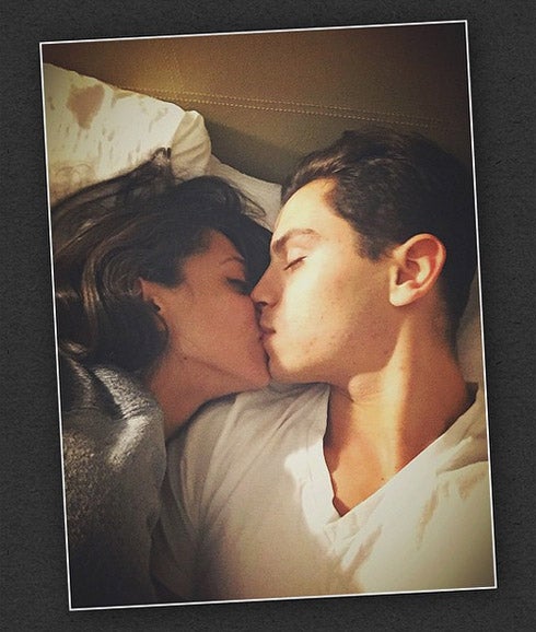 Jake T. Austin besándose con Danielle Caesar. 