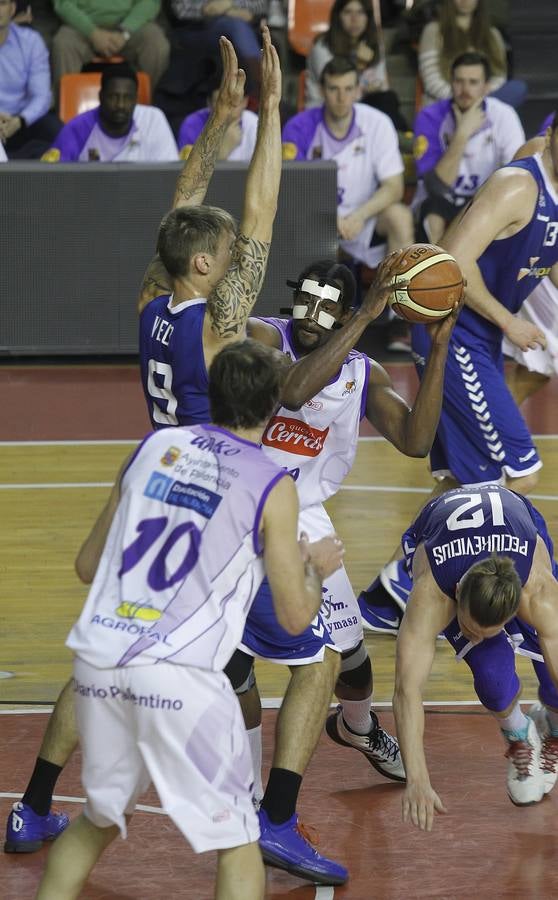 Lamont Barnes busca a Urko Otegui ante la defensa de Javi Vega.