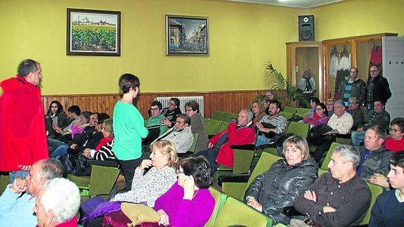 Esther González y Juan Antonio Díaz Estévez abandonan la sala ante la mirada de numerosos vecinos. F. de la Calle