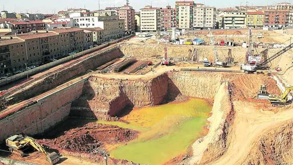 Imagen del tremendo socavón que se realizó en los terrenos del antiguo cuartel para construir el centro comercial.