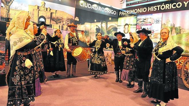 El estand de Ciudad Rodrigo y Almeida contó con exhibiciones de la cultura salmantina, como este grupo de folclore. 
