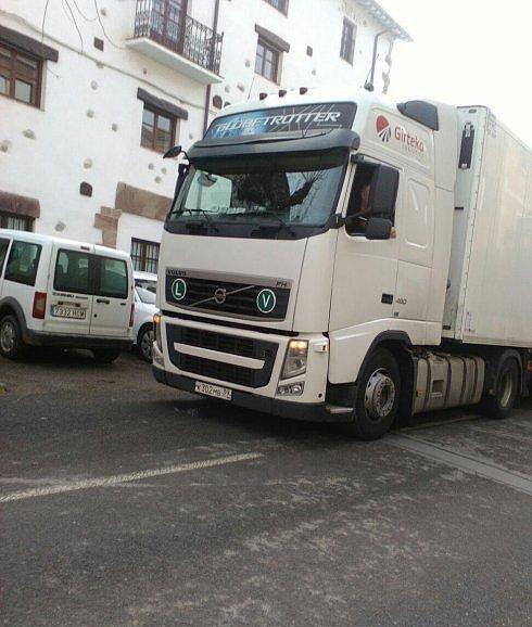 Camino de meterse en problemas. El camión que pararon ayer unos vecinos de Ezcaray, junto al centro de salud de la villa.