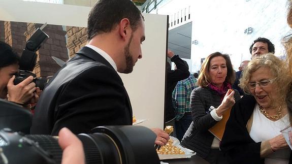 La alcaldesa de Madrid, Manuela Carmena, visita el 'stand' de Saborea Segovia.  