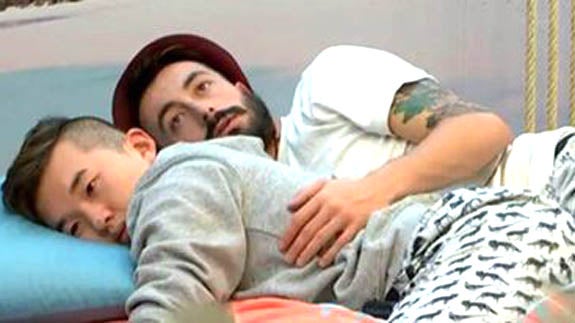 Han y Aritz en la cama.