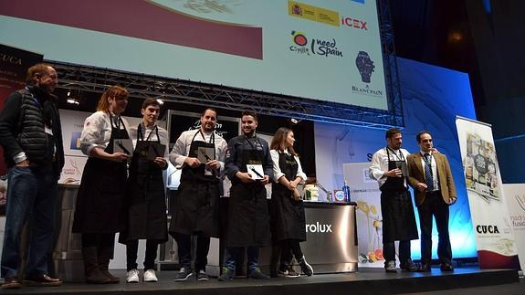 Ricardo Temiño, cuarto por la derecha, junto al resto de finalistas del Cocinero Revelación.
