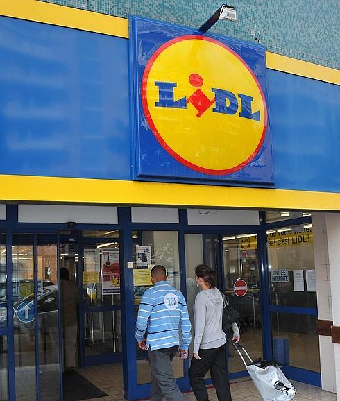 Dos personas entran en un supermercado de Lidl. 