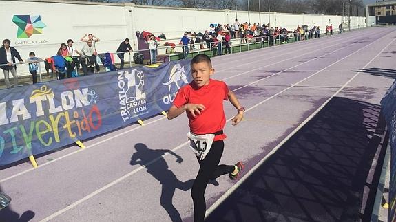 Uno de los pequeños participantes en 'Corre y nada'