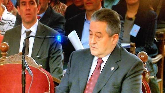 El padre y marido de las acusadas durante la declaración.