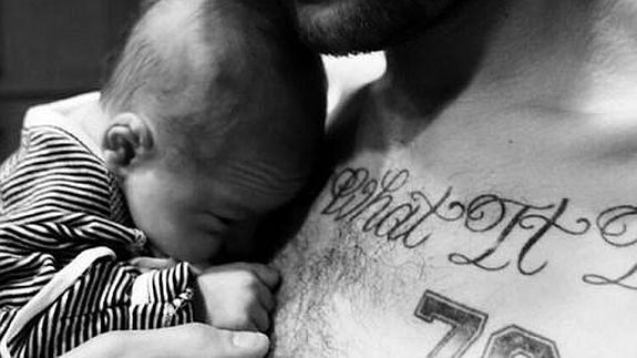 Louis Tomlinson con su hijo Freddie.