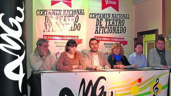 Juan Carlos Monge, presidente de AMGu; Raquel Fernández, profesora de teatro; Manuel Dos Santos, director, y Angeles Martin y Miguel Ángel Marco, directivos, ayer en la presentación. 