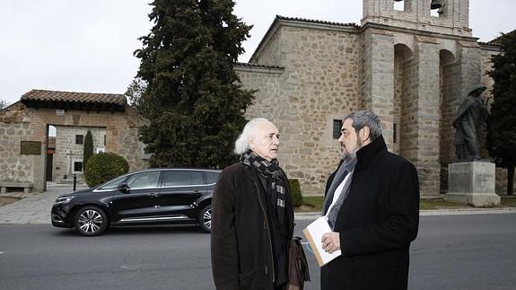 Junto a Amancio Prada, el Space Initiale Paris pasa frente la fachada del monasterio de la Encarnación, presidida por la estatua de la Santa andariega.