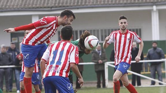jJavichi trata de llevarse el balón con la cabeza ante dos rivales del Bembibre. 