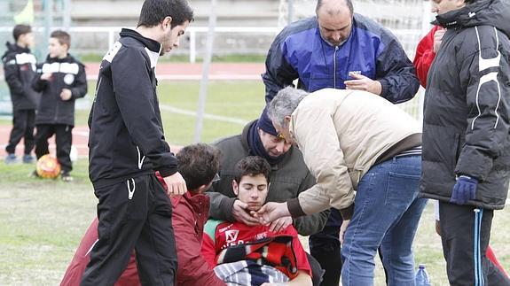 Josete es atendido en la banda tras sufrir el desmayo. 
