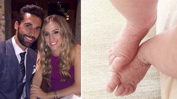 Arbeloa y Carlota Ruiz y, a su derecha, los pies de su hija Vega.
