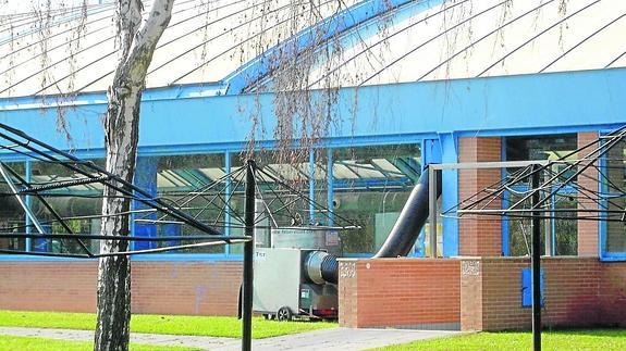 Los tubos de los grupos electrógenos penetran en el interior de la piscina cubierta para que no se desplome la temperatura. 