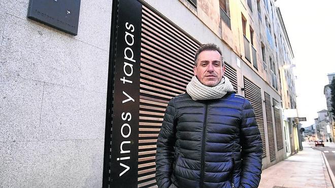 Javier Agudo, delante de Factory Gourmet, el local que el Ayuntamiento ha precintado por problemas con una licencia.