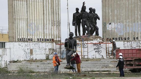 Los operarios ya han iniciado el desmontaje.A. Mingueza