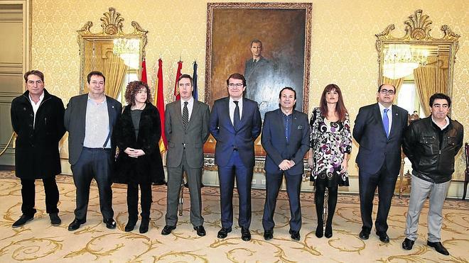 Imagen del encuentro celebrado ayer en el salón de recepciones del Ayuntamiento, con el alcalde y representantes empresariales como Benjamín Crespo y Alain Saldaña.