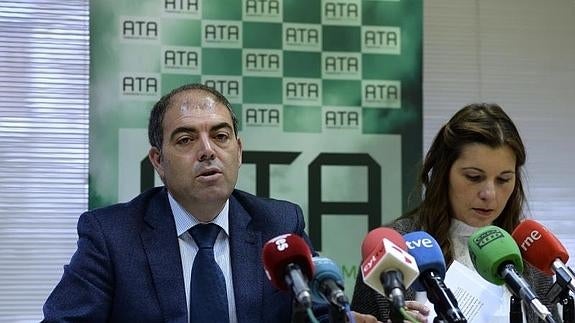 El presidente de ATA, Lorenzo Amor, con la presidenta de la organización en Castilla y León, Soraya Mayo. 