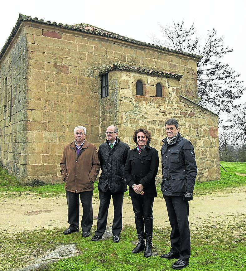 Abarca, Iglesias, Cirac y De la Hoz, ayer frente a la ermita. 