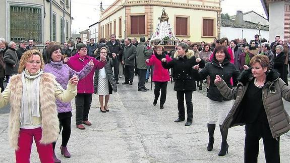 Los vecinos bailan jotas a la Virgen de Las Candelas en su procesión.