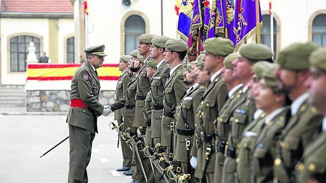 El general se despide uno por uno de los oficiales de cada uno de los batallones que participaron en el acto de despedida. 