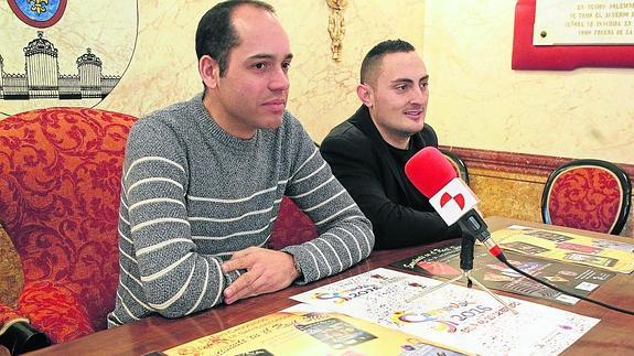 Samuel Alonso y Héctor Sansegundo, ayer, durante la presentación del ciclo y del programa de Carnaval. 