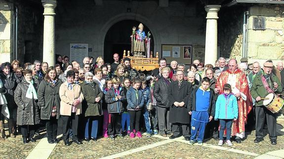 Todos los asistentes a la eucaristía en El Maíllo posaron al finalizar la procesión con la imagen de San Blas a la puerta de la iglesia.