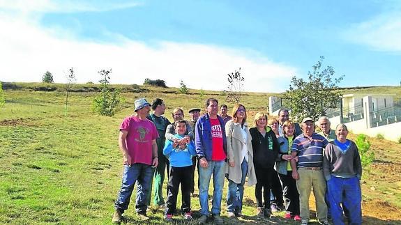 vecinos de Acera de la Vega, con la presidenta de la Diputación, en la zona recuprada.