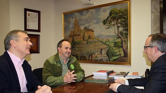 Miguel Ángel Palomar (centro) escucha al delegado. El Norte