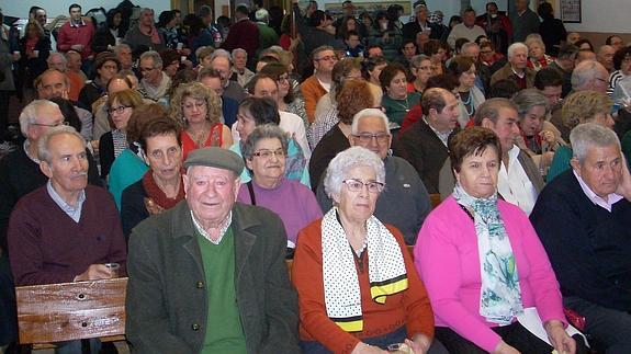 Numeroso público llena el salón de actos de La Protección Obrera durante la celebración. El Norte