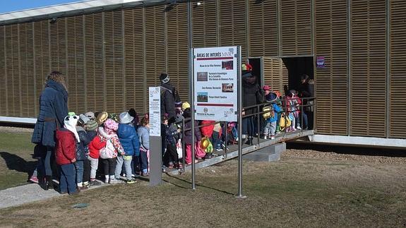 Escolares acceden a las instalaciones.