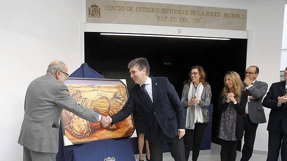 Escobar y Cosidó se saludan durante la entrega del cuadro.