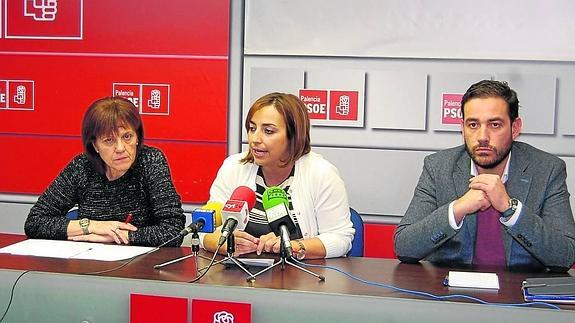 Consuelo Pablos, Miriam Andrés y Miguel Ángel Blanco, en la rueda de prensa, este viernes. 