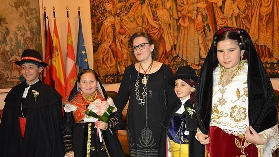 Los novios y los padrinos de la tradicional boda infantil, junto a la concejala de Cultura en el salón de plenos del Ayuntamiento de Toro. 
