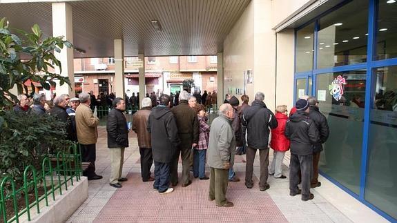 Gente haciendo cola a las puertas de las oficinas del Club de los 60 para solicitar viajes. 