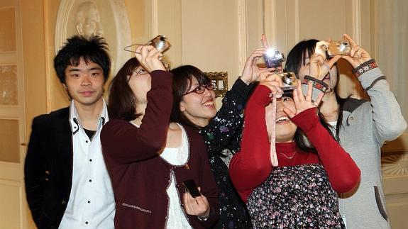 Estudiantes japoneses de español de la Universidad de Kobe visitan el ayuntamiento de Segovia. 