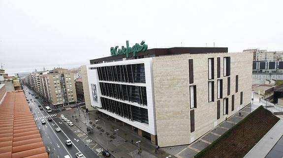 Fachada del edificio de El Corte Inglés, considerado ilegal por una sentencia del TSJCyL. 