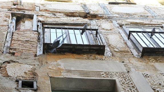 Una de las fachadas de la ciudad de Segovia pendiente de saneamiento, en la calle Judería Vieja. 
