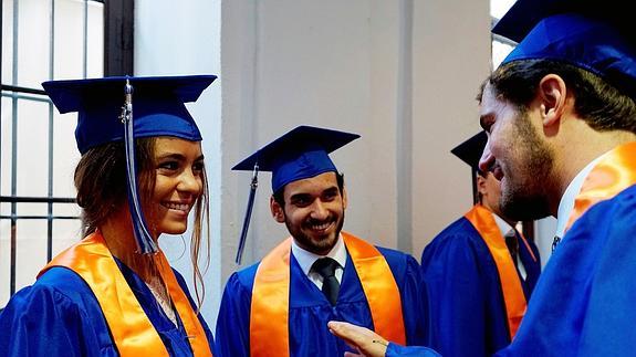 Un grupo de graduados de IE Universidad. El Norte