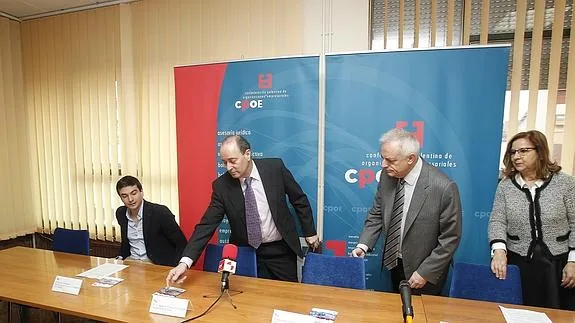 David Vázquez, José Ignacio Carrasco, Gerardo Gutiérrez y Mercedes Sánchez, en la firma del convenio.