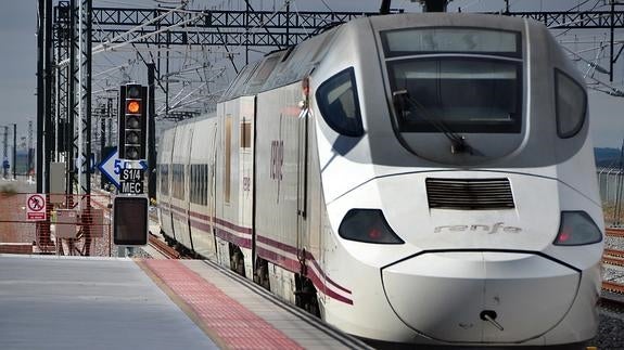 Un tren de Alta Velocidad sale del andén provisional habilitado en la futura estación del AVE de Medina.