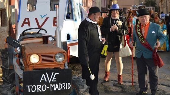Grupo disfrazado de viajeros del Ave Toro-Madrid en el desfile del martes de Carnaval de Toro.