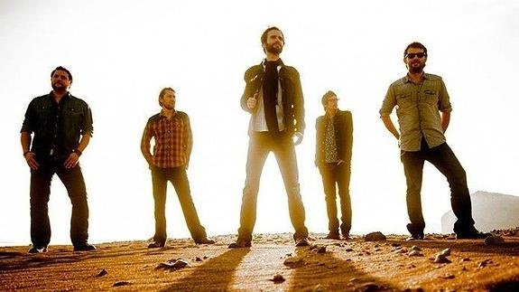Foto de promoción de Carlos Vudú y El Clan Jukebox. Imagen de www.carlosvudu.es