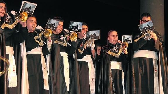 Actuación de la Banda de Cornetas y Tambores de la Cofradía de Nuestra Señora de la Soledad, tras la presentación. 