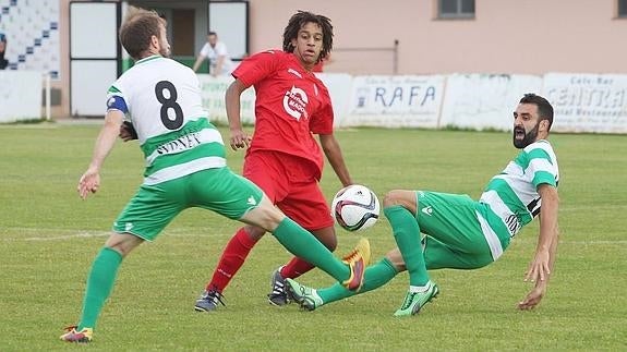 Fer, del Villamuriel, en el partido de ida en La Virgen del Camino. 