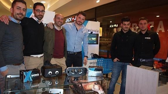 Iván Álvarez, Eduardo Aguilar, Jesús García y Marcelo Santamaría, socios de Xperiencia Virtual, junto a dos de sus colaboradores.