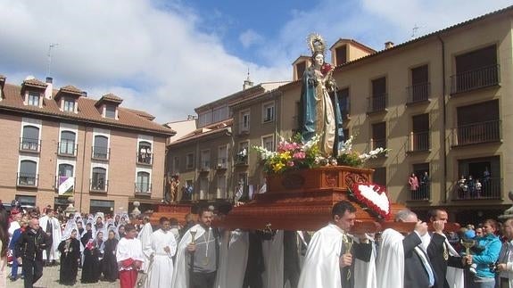 La Virgen de la Alegría, sin luto, encabeza la procesión del Santo Encuentro del Domingo de Resurección.