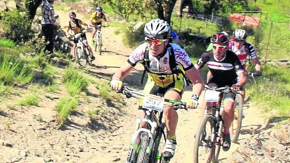 Participantes en una carrera de bicicletas de montaña en la provincia. 